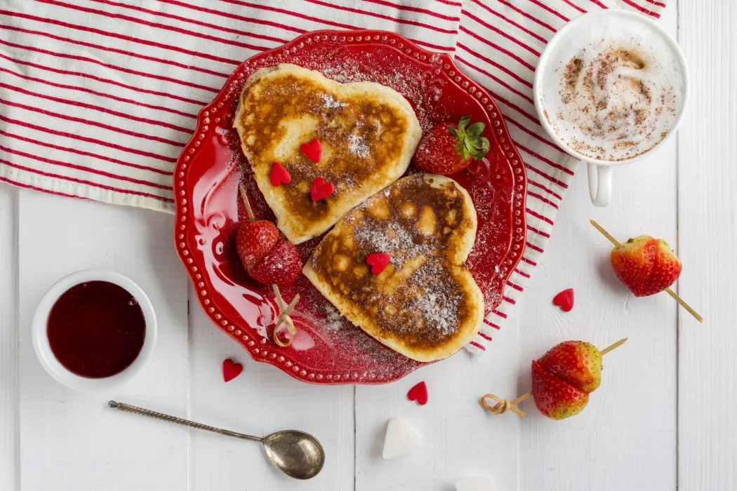 Walentynkowe śniadanie do łóżka — przepisy na słono i słodko