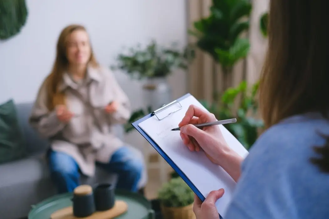 Leczenie poprzez rozmowę. Wizyta u psychoterapeuty to nie wstyd. Zadbaj o swoje zdrowie psychiczne