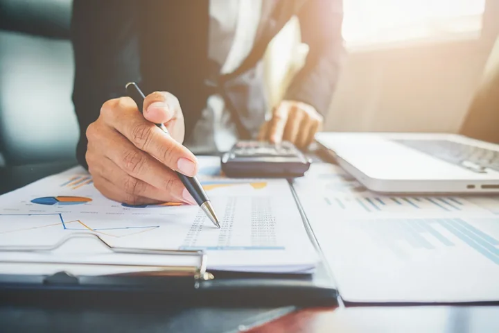 Leasing minikoparki a zakup za gotówkę – co bardziej się opłaca w małej firmie budowlanej?