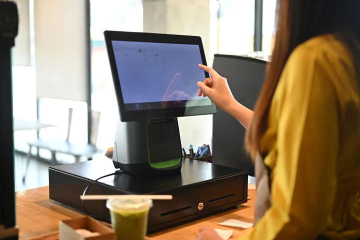 System kasowy POS – jak usprawnia sprzedaż i zarządzanie nowoczesnym sklepem?