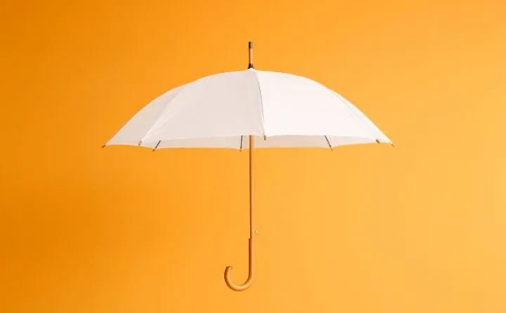 Parasol reklamowy, który promuje markę w deszczu i w słońcu
