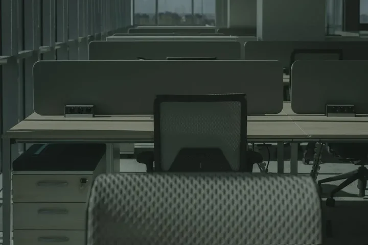 Stoły i szafki warsztatowe – serce każdego warsztatu i pracowni