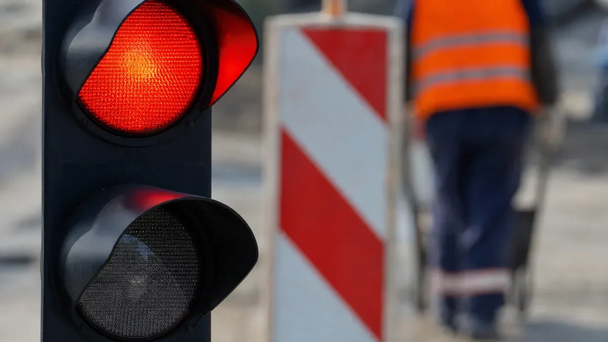 Na Janowskiej będzie ruch wahadłowy. Wykonawca układa ostatnią warstwę nawierzchni