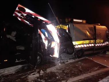 Na S17 pod Kośminem bus uderzył w pojazd służby drogowej. Trzy osoby w szpitalu