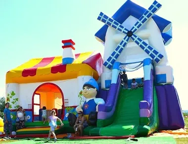 Dmuchane zjeżdżalnie i tory przeszkód – nowa jakość imprez plenerowych w Lublinie i okolicach