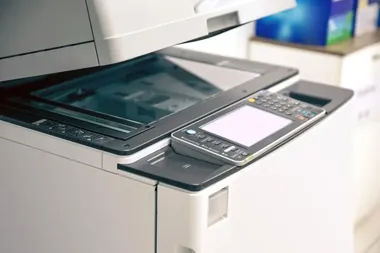 Jak dzierżawa urządzeń wielofunkcyjnych wpływa na budżet i efektywność pracy w firmie?