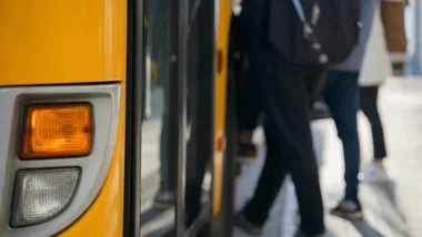 Wypadek przy Zemborzyckiej. Siedem linii jedzie objazdem