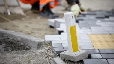 Zwężenie jezdni na dwóch alejach. Powstanie oświetlenie sześciu przejść