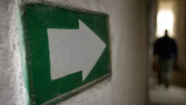 Nowe oznakowanie punktów schronienia. Strażacy wskazują obowiązki