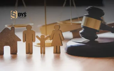 Figurki rodziny, dom, młotek sędziowski i waga sprawiedliwości