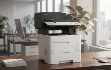 Biała drukarka Kyocera stojąca na biurku w biurze.