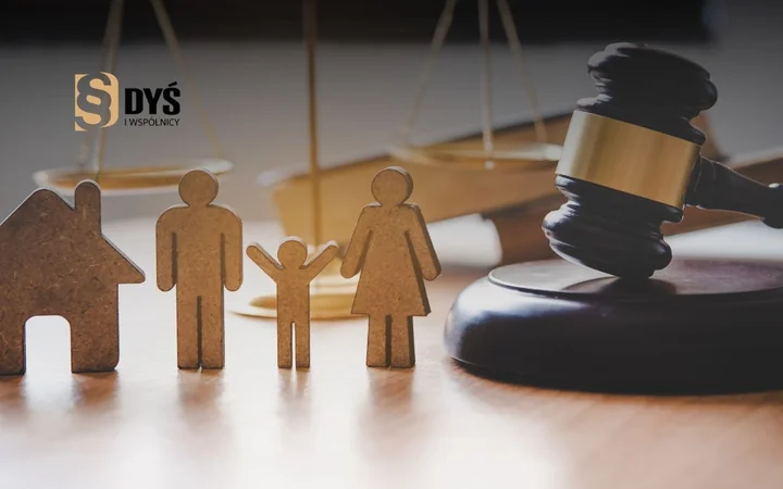 Figurki rodziny, dom, młotek sędziowski i waga sprawiedliwości