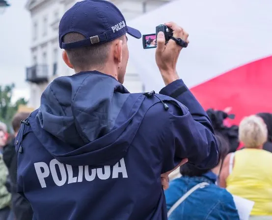 Policja uratowała dziecko zamknięte w nagrzanym samochodzie na parkingu w Zamościu