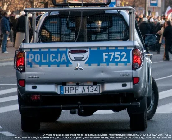 Ciągnik w rowie, przyczepa ze zbożem zablokowała drogę w Borsuku