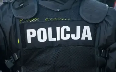 Policjant po służbie przerwał rozmowę i uratował 72-latkę przy bankomacie