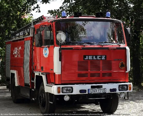 Pożar hali magazynowej w Barakach: akcja straży pożarnej w pełni trwa