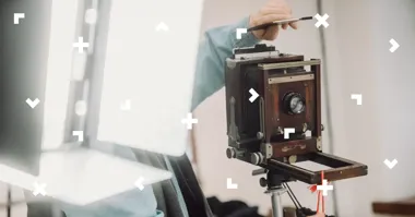 Grafika promocyjna wydarzenia Warsztat Fotograficzny sprzed 100 lat | odwiedź Zaułek Hartwigów we wrześniu