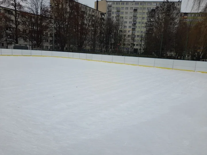 Biały Orlik przy ZSO nr 1 w Lublinie - darmowe lodowisko z wypożyczalnią łyżew dla każdego