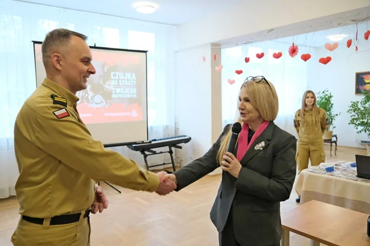 Czujniki czadu i dymu trafiły do najstarszych lublinian – strażacy uczyli jak je montować