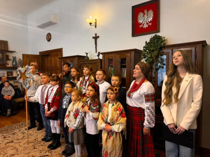 Dziecięcy chór Weseliki rozbrzmiał kolędami ukraińskimi w Ratuszu