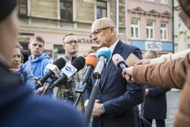 Patrole Policji przy szkołach i nowe alarmy. Zmiany w lubelskich placówkach