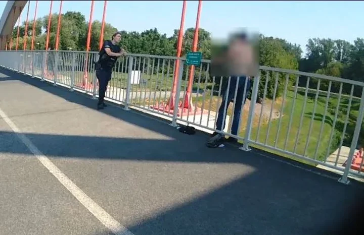 42-latek stał za barierką mostu w Lublinie. Policjanci zdążyli