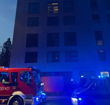 Stała na zewnętrznym parapecie. Policjanci z Lublina uratowali 28-latkę