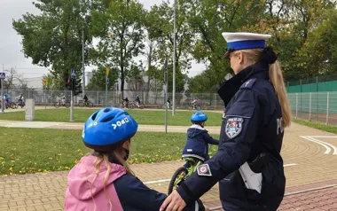 Rowerzyści ćwiczyli na torze. Policjanci z Lublina uczyli zasad bezpieczeństwa