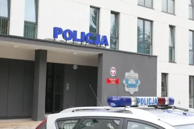 Skakał po szklanym dachu mercedesa. Usłyszał zarzuty za cztery auta