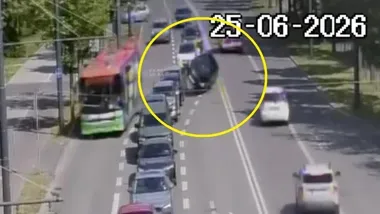 Toyota przewróciła się na bok po błędzie 19-latki na Al. Racławickich