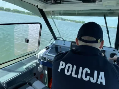 Nad Zalewem Zemborzyckim ruszyły patrole - policja stawia na wodę i rowery