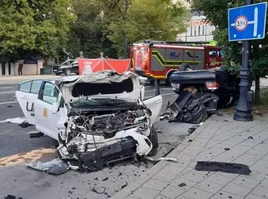 Kierowca BMW zjechał na przeciwny pas - jedna osoba zginęła
