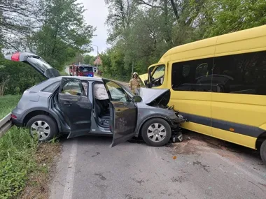 Czołowe zderzenie w Konopnicy - 20 osób w szpitalach, jedna ofiara śmiertelna