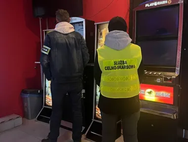 Zamknęli dwa nielegalne punkty gier - 8 automatów i poszukiwany ujęty